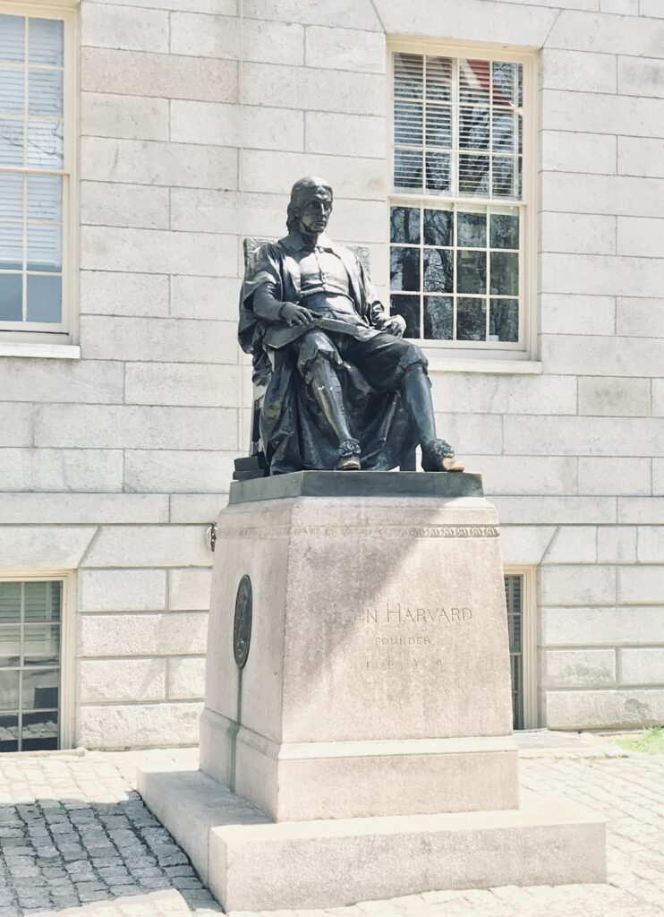 創立者ジョン・ハーバード像
