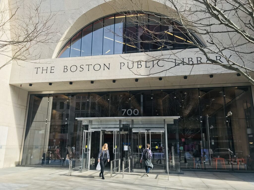 ボストン公共図書館（ジョンソンビル入口）